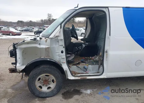 2015 Chevrolet Express 2500 Work Van z USA, uszkodzony, nr VIN 1GCWGFCFXF1157871